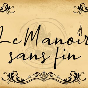 Carte de visite face, sur papier ancien, des décorations à l'encre noir dans les deux coins supérieurs et une au centre en bas. "Le Manoir sans fin" au centre avec une typographie manuscrite.
